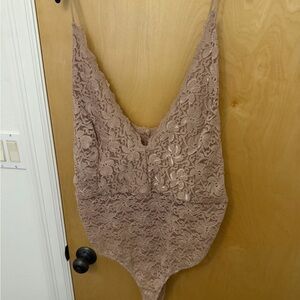 Leith Lace Bodysuit in Soft Brown